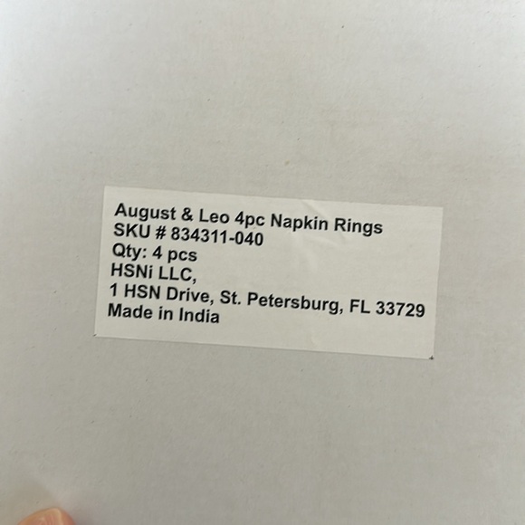 August & Leo 4 Piece Napkin Rings New In Box - Picture 3 of 3